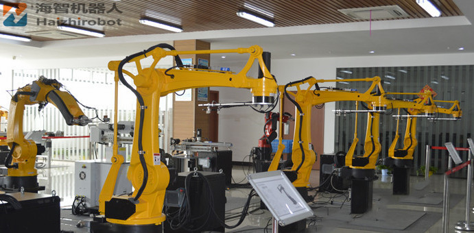 合作伙伴公司的冲压机器人展厅(图1)